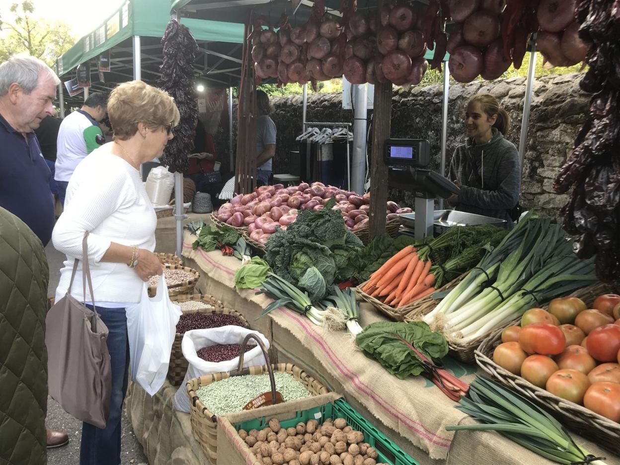 Las verduras y las legumbres son uno de los productos habituales en estos puestos. 