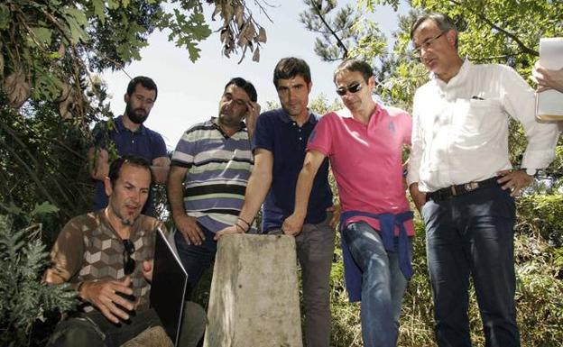 El alcalde de Muskiz, Borja Liaño (de rosa), y el exdirector de Administración Local de Cantabria, Pedro García Carmona (derecha) –ahora director del CEARC–, con los técnicos del Instituto Geográfico Nacional, IGN, durante la colocación de los mojones en junio del año 2016. 