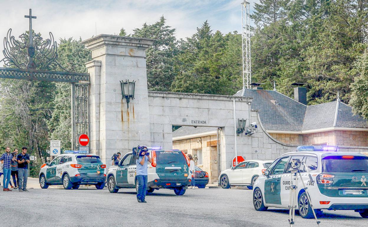 Vehículos de la Guardia Civil a la entrada del Valle de los Caídos.