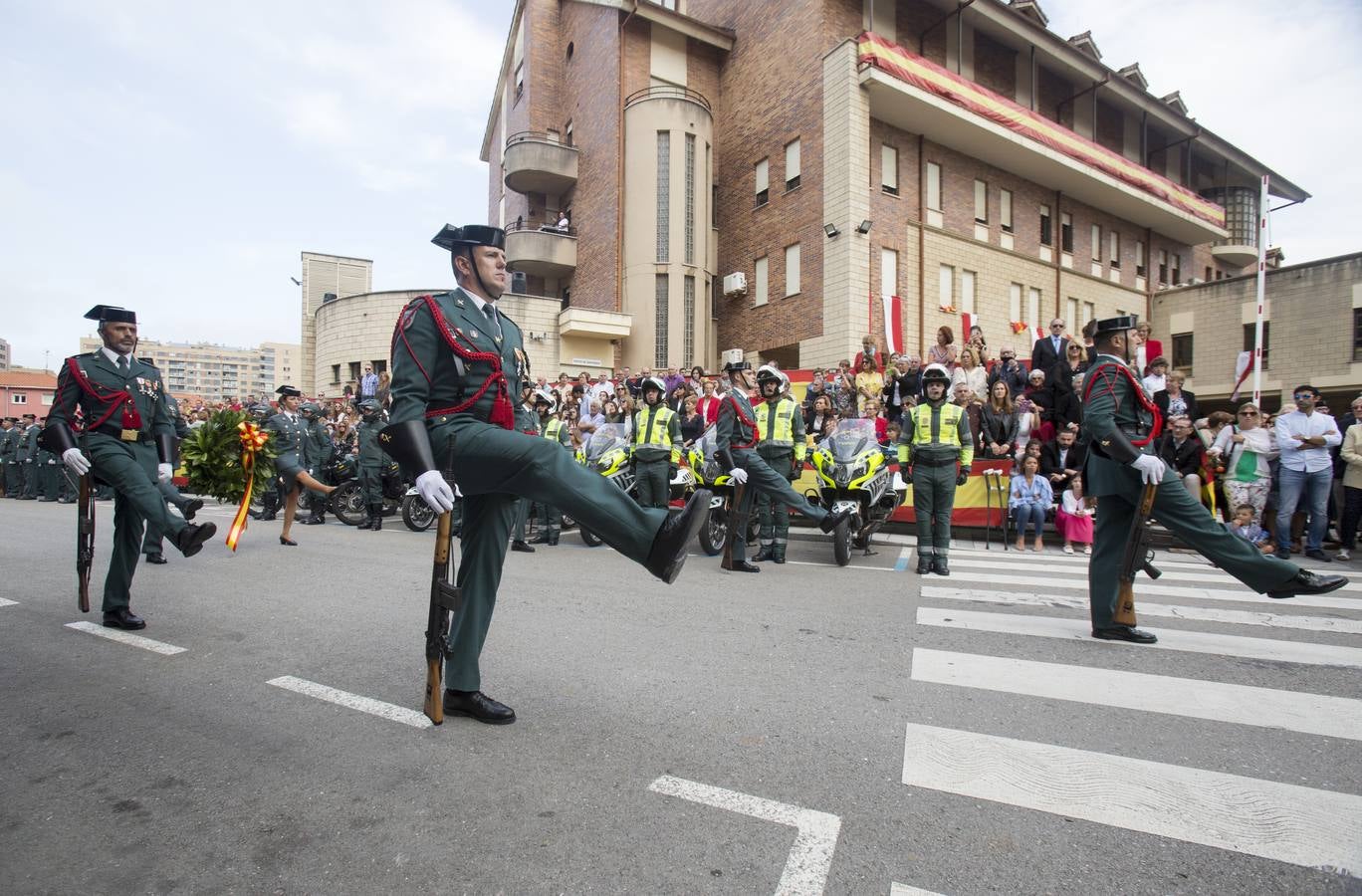 Fotos: Imágenes del acto de celebración del Día de la Guardia Civil en el cuartel de Campogiro