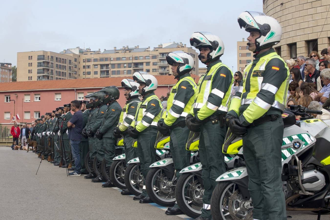 Fotos: Imágenes del acto de celebración del Día de la Guardia Civil en el cuartel de Campogiro