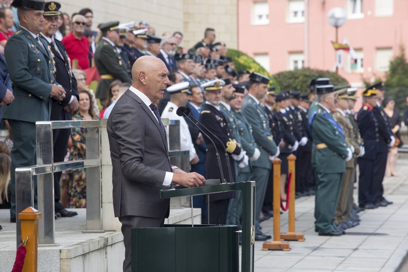 Fotos: Imágenes del acto de celebración del Día de la Guardia Civil en el cuartel de Campogiro