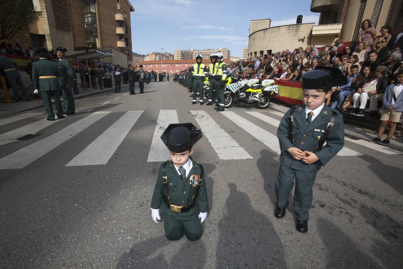 Fotos: Imágenes del acto de celebración del Día de la Guardia Civil en el cuartel de Campogiro