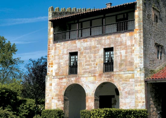 Fachada principal del palacio de los Guerra, en Ibio.