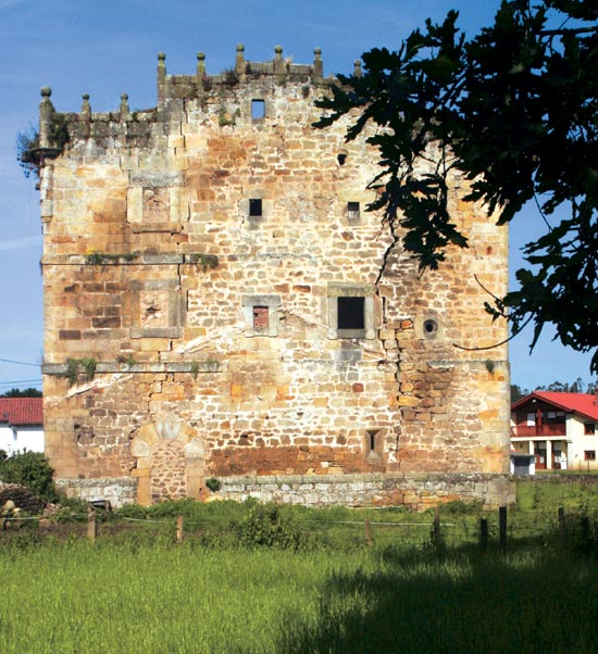 La torre de Hoyos, en Villanueva de la Peña, se declaró Bien de Interés Cultural en 2003.