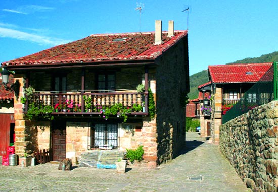 Imagen principal - Tícpica casona montañesa, de sillarejo y con muros contravientos a ambos lados de la solana, en Bárcena Mayor. Solana de una casa montañesa, en Los Tojos. Casa típica montañesa.