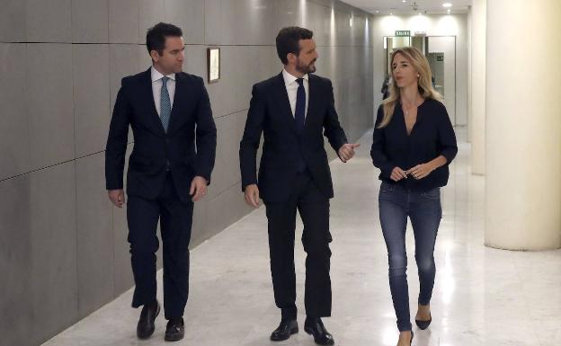 Casado, junto a García Egea y Álvarez de Toledo, en el Congreso. 