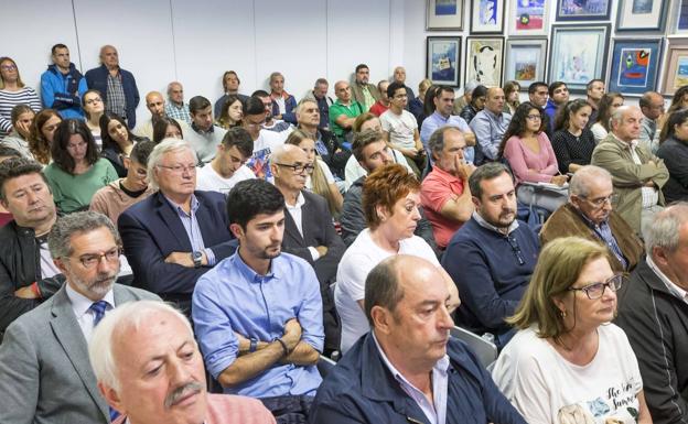 Imagen principal - Públic asistente a la jornada agroalimentaria en el salón de actos ed El Diario Montañés, entre quienes se encontraban Marta López y Beatriz Fernández, directoras generales de Pesca y Alimentación y de Ganadería.