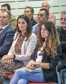 Imagen secundaria 2 - Públic asistente a la jornada agroalimentaria en el salón de actos ed El Diario Montañés, entre quienes se encontraban Marta López y Beatriz Fernández, directoras generales de Pesca y Alimentación y de Ganadería.