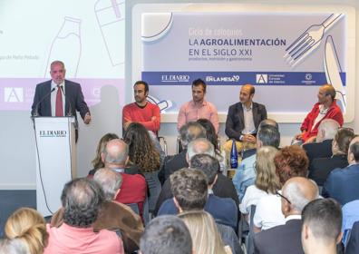 Imagen secundaria 1 - Públic asistente a la jornada agroalimentaria en el salón de actos ed El Diario Montañés, entre quienes se encontraban Marta López y Beatriz Fernández, directoras generales de Pesca y Alimentación y de Ganadería.