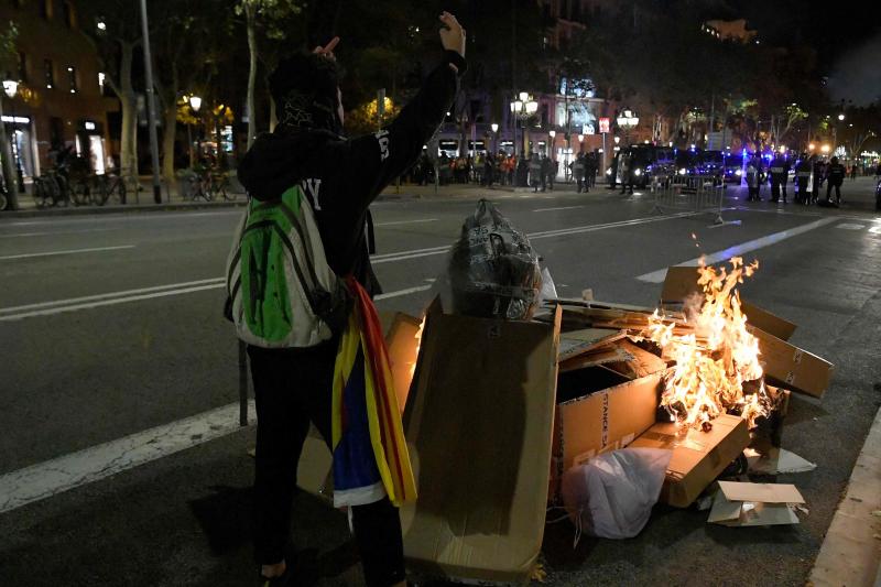 Barricadas de fuego, gritos en favor de la independencia y múltiples objetos en las calles de Barcelona