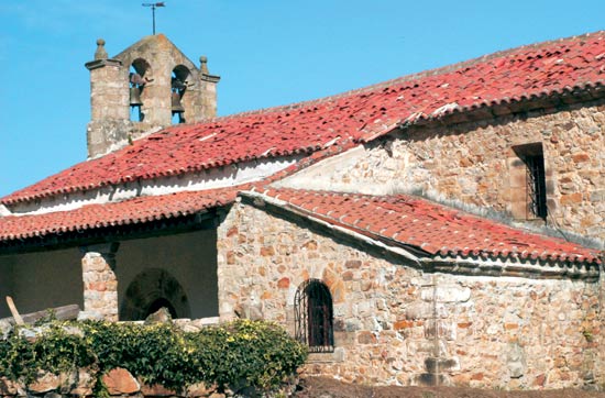 Imagen secundaria 1 - Templo del núcleo de Correpoco. Iglesia de San Miguel, en Los Tojos. Iglesia parroquial de Santa María, en Bárcena Mayor.