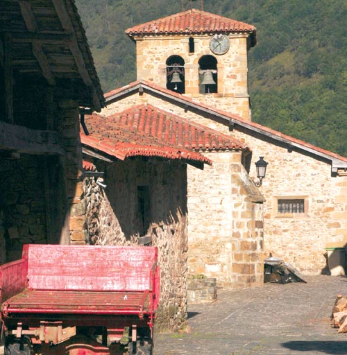 Imagen secundaria 2 - Templo del núcleo de Correpoco. Iglesia de San Miguel, en Los Tojos. Iglesia parroquial de Santa María, en Bárcena Mayor.