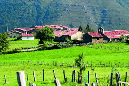 Vista de Los Tojos, pueblo lineal surgido a lo largo del antiguo camino hacia Polaciones.