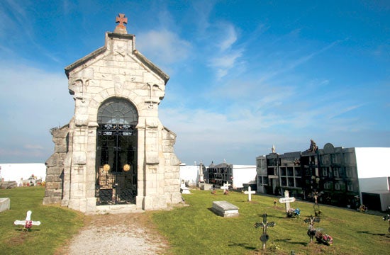 Imagen secundaria 2 - Colegio público San José, en Suances. La Quinta del Amo, situada en Suances. Capilla-panteón de Quintana, en el cementerio de Suances.