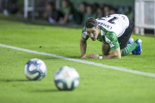 Enzo Lombardo, tendido en la banda, observa dos balones sobre el césped durante el partido ante el Numancia. :