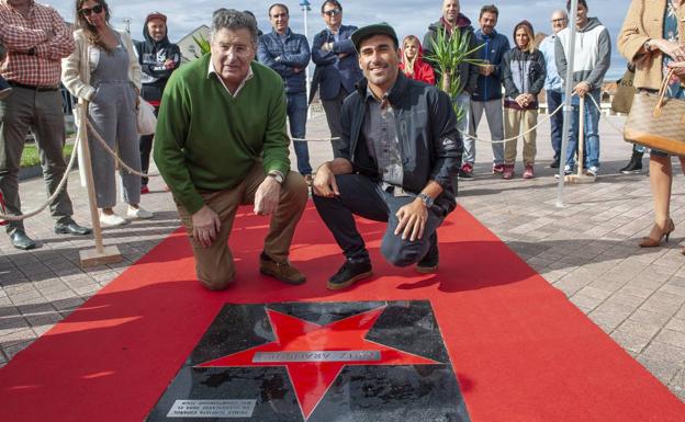 Aritz Aranburu y Francisco Asón, delante de la estrella dedicada al surfista guipuzcoano. 