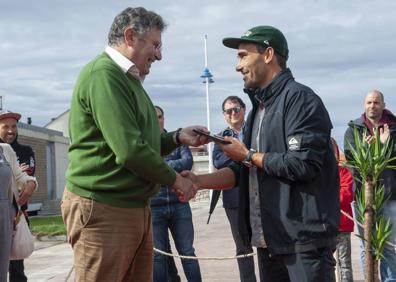 Imagen secundaria 1 - Arriba, Pablo Gutiérrez, Aritz Aranburu y Mario Iglesias. Abajo Aritz Aramburu junto a Francisco Asón y el surfista de Getaria agradeciendo la estrella.