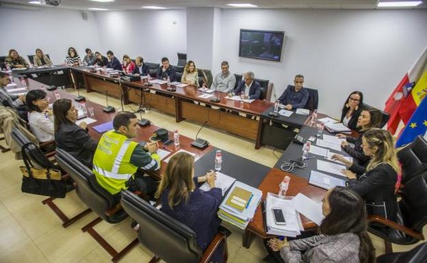 A la reunión asistieron representantes del Gobierno, la Guardia Civil, la Federación de Municipios y los ayuntamientos de Santander, Torrelavega, Castro y Camargo. 