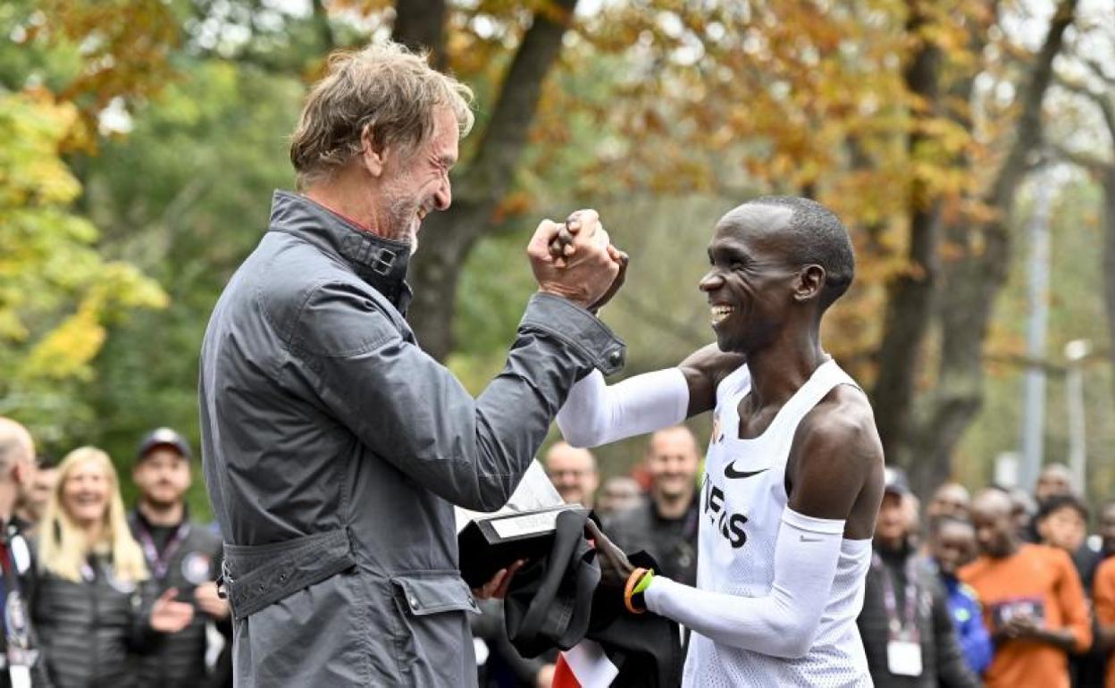 El dueño de Ineos, Jim Ratcliffe, felicita a Eliud Kipchoge. 