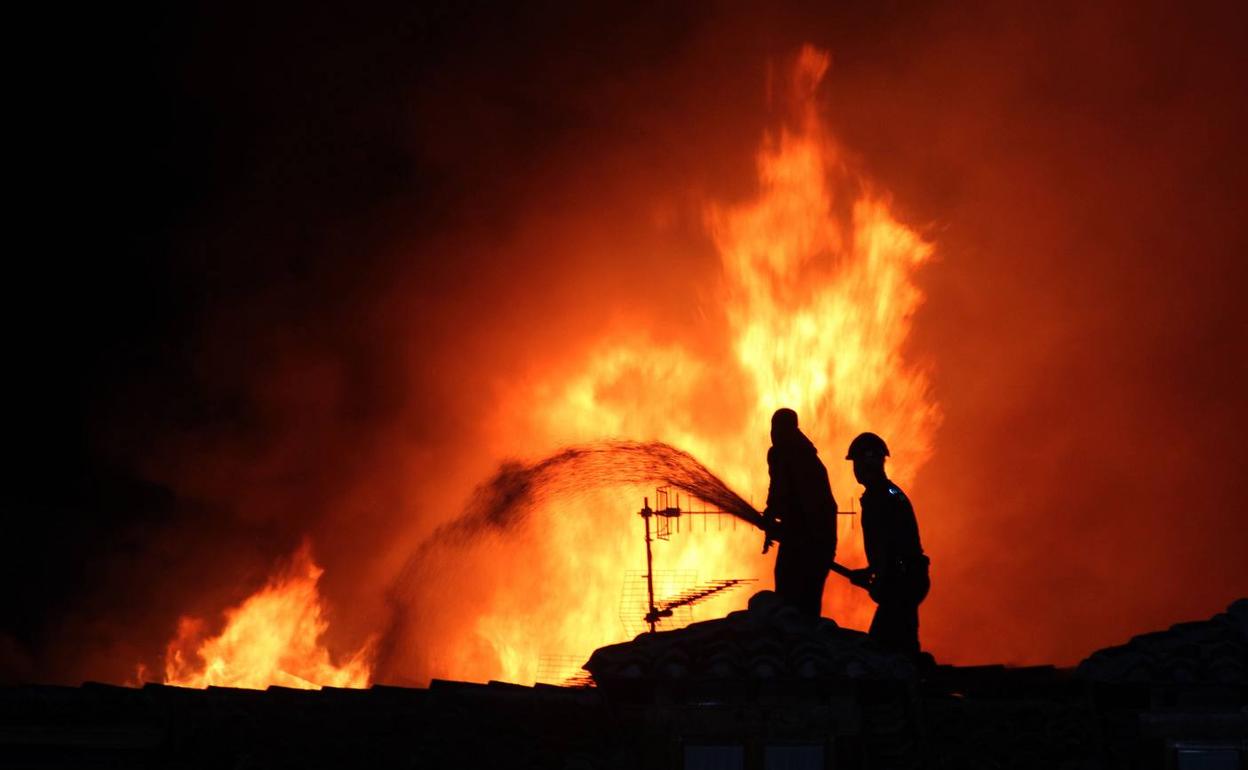 Imagen de archivo del incendio de una vivienda iniciado por la chimenea en Potes.