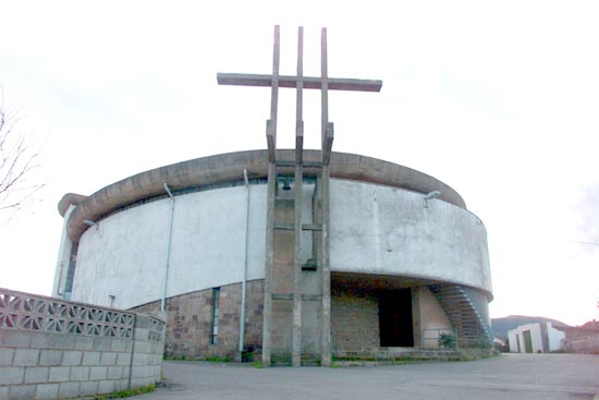 Imagen secundaria 1 - Convento de clausura de las Madres Carmelitas Descalzas, ubicado en la localidad de Sierrapando. Iglesia de Campuzano. Figura de la Virgen de la Paz, en el mural de Subirachs.