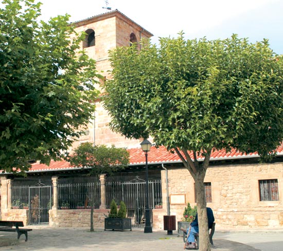 Imagen secundaria 1 - Vista panorámica de la iglesia de la Virgen Grande. Iglesia parroquial de la localidad de Viérnoles. Iglesia neogótica de La Asunción, proyectada por el arquitecto José María Basterra e inaugurada en 1901.