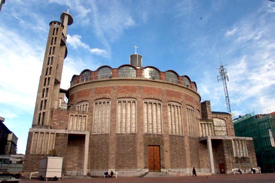 Imagen principal - Vista panorámica de la iglesia de la Virgen Grande. Iglesia parroquial de la localidad de Viérnoles. Iglesia neogótica de La Asunción, proyectada por el arquitecto José María Basterra e inaugurada en 1901.