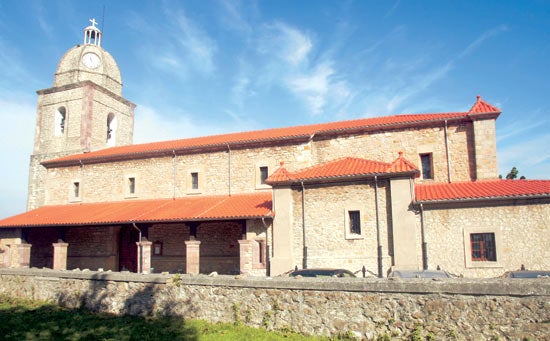 Imagen secundaria 1 - Vista de la iglesia de San Saturnino, en Hinojedo. Iglesia parroquial de Nuestra Señora de las Lindes de Suances. Iglesia parroquial de San Juan Evangelista, en Cortiguera.