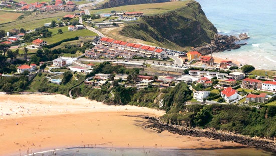 Playa de La Concha, a los pies de la punta de El Dichoso de Suances.