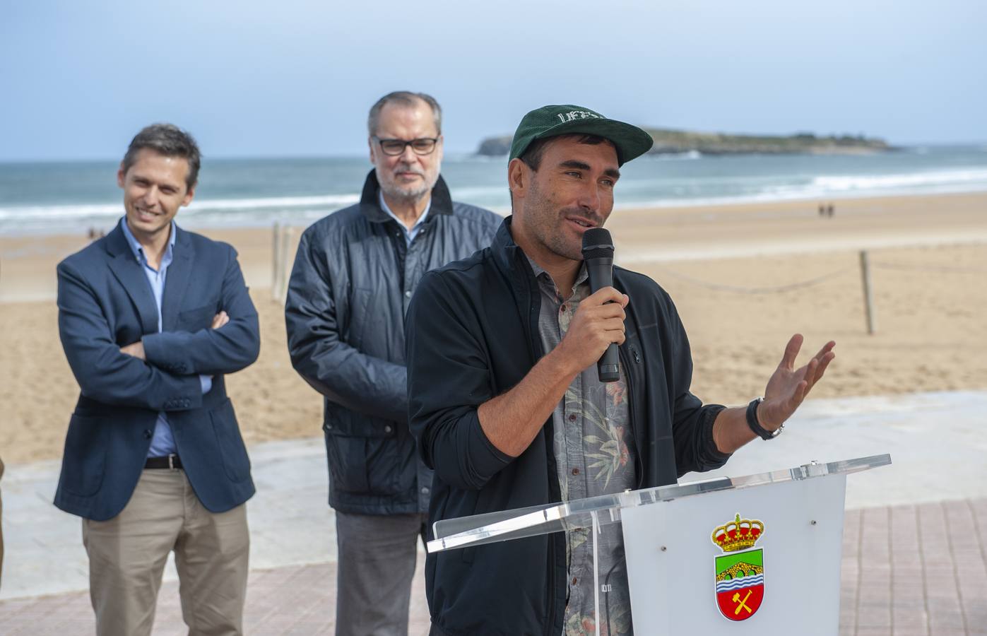 Imagen secundaria 2 - Arriba, Pablo Gutiérrez, Aritz Aranburu y Mario Iglesias. Abajo Aritz Aramburu junto a Francisco Asón y el surfista de Getaria agradeciendo la estrella.