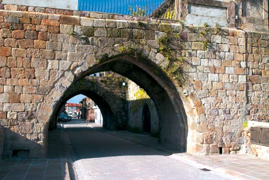 Arcos abovedados que unen los dos torreones de Cartes.