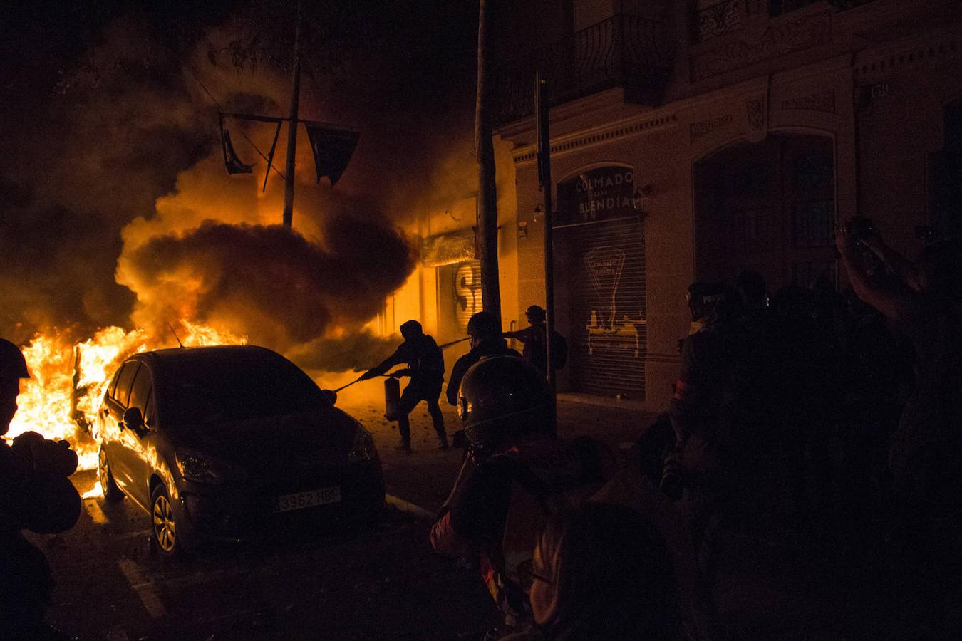 Fotos: Noche de terror en las calles de Barcelona