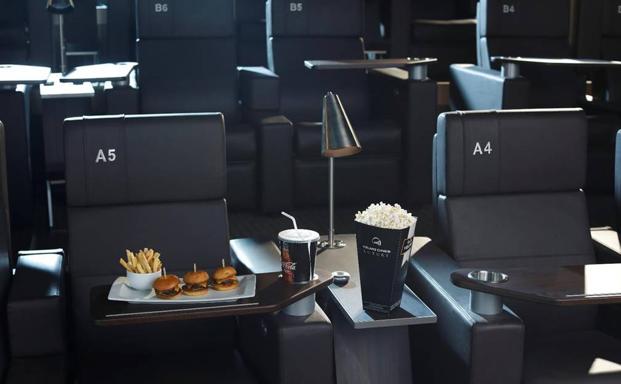 Butacas de los cines madrileños Palafox, reabiertos con un servicio «luxury» de comida durante la proyección.