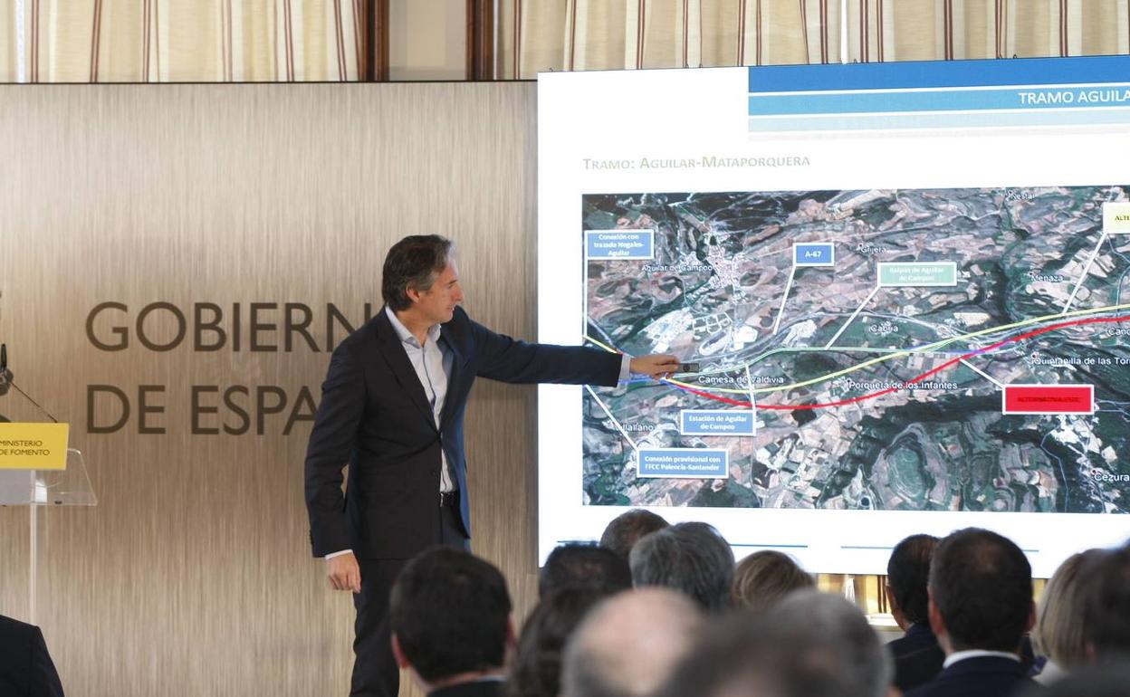 Imagen del mes de mayo de 2018, cuando el entonces ministro de Fomento, Íñigo de la Serna, presentó el estudio informativo del tramo ferroviario Aguilar-Reinosa, de la línea de alta velocidad.