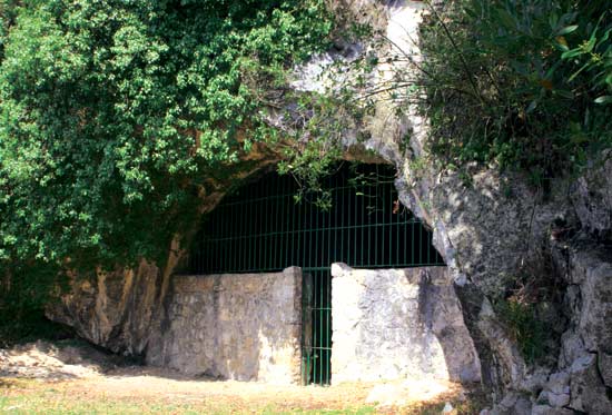 Cueva Hornos de la Peña, ubicada en Tarriba.