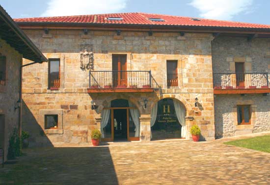 Imagen principal - Palacio de San Jorge, en Tarriba. Palacio del los Condes de las Bárcenas, en Mata. Torre de Pero Niño, en Llano.