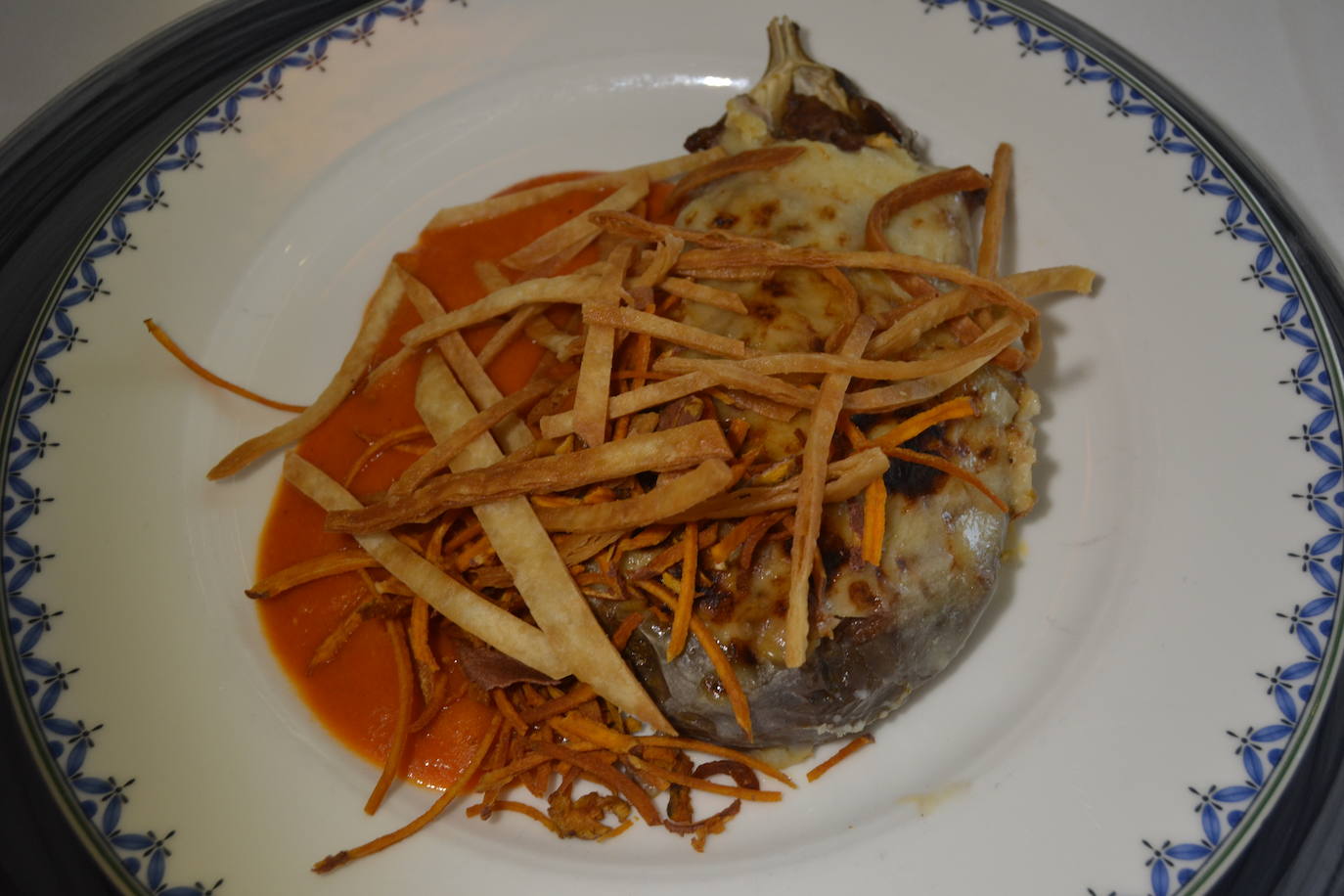 Berenjena gratinada rellena de carne.