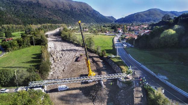 La nueva estructura, que fue colocada ayer, es una solución provisional hasta la construcción del puente. 