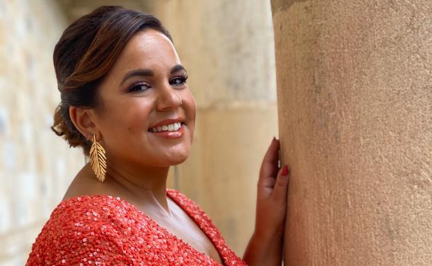 Alexandra Palazuelos posando con su look de boda.