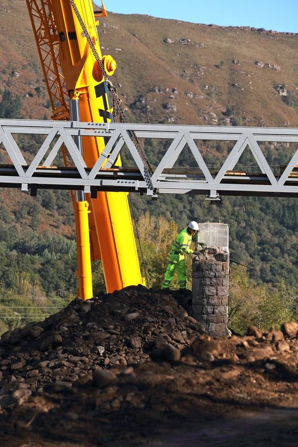 Fotos: Colocación del puente peatonal de Ruente