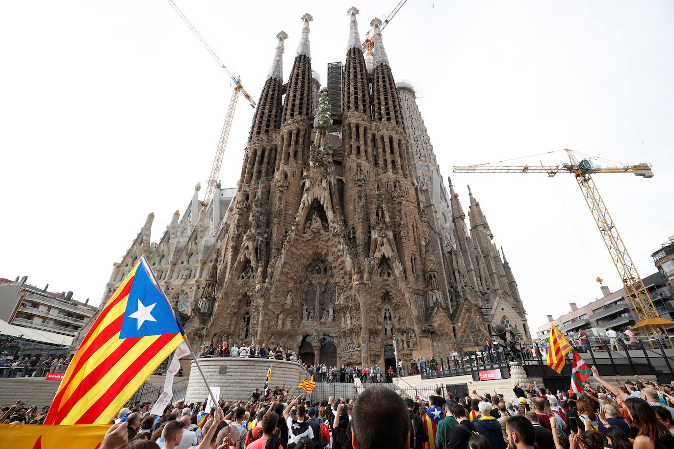 Manifestantes frente a la Sagrada Familia han conseguido cerrar el acceso