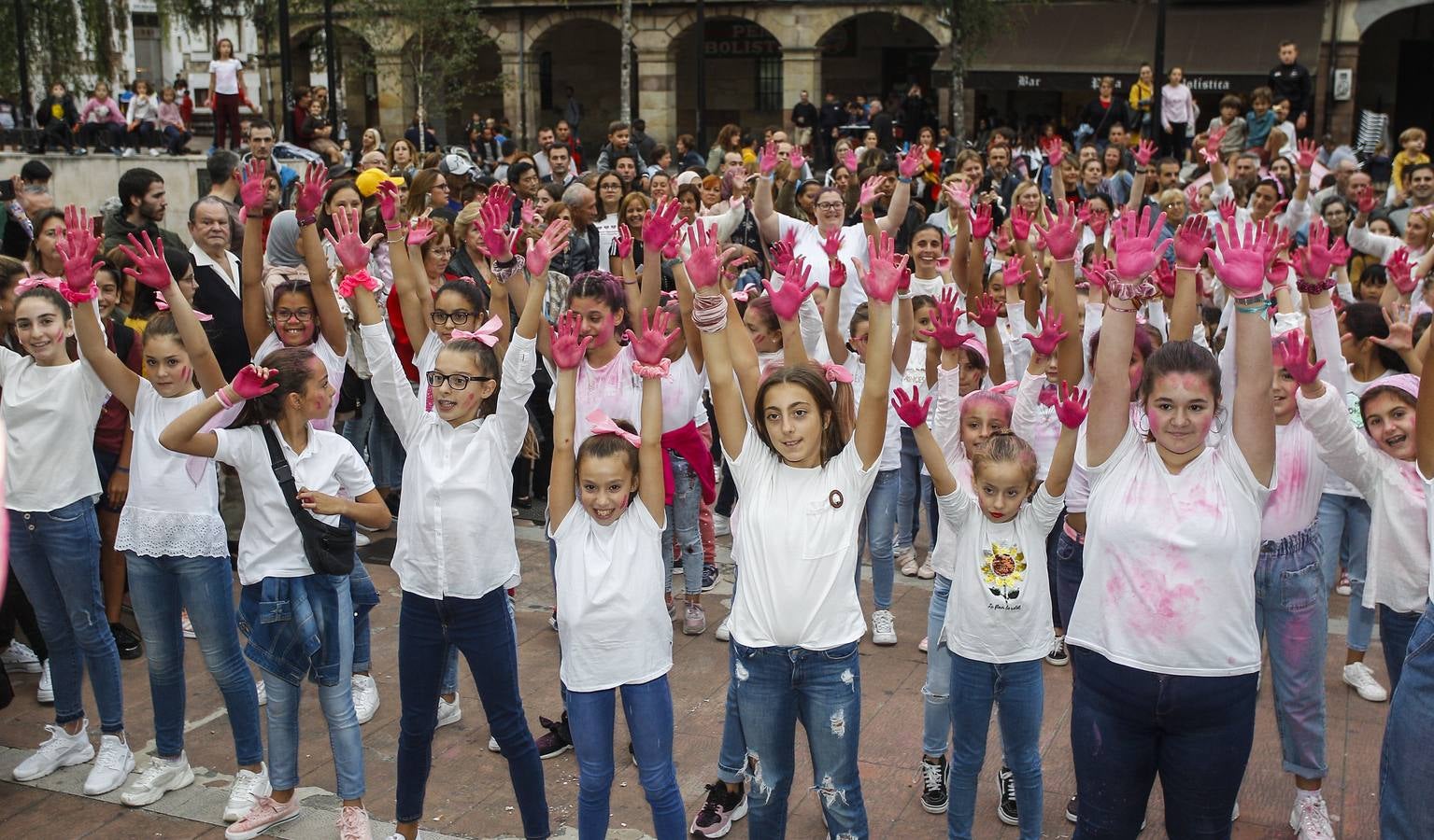 Fotos: Flashmob contra el cáncer de mama en Torrelavega