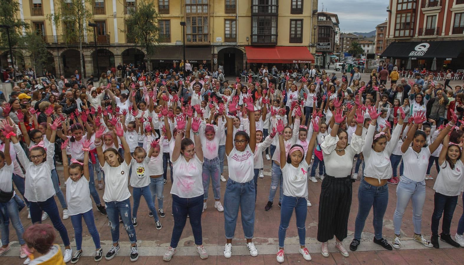 Fotos: Flashmob contra el cáncer de mama en Torrelavega