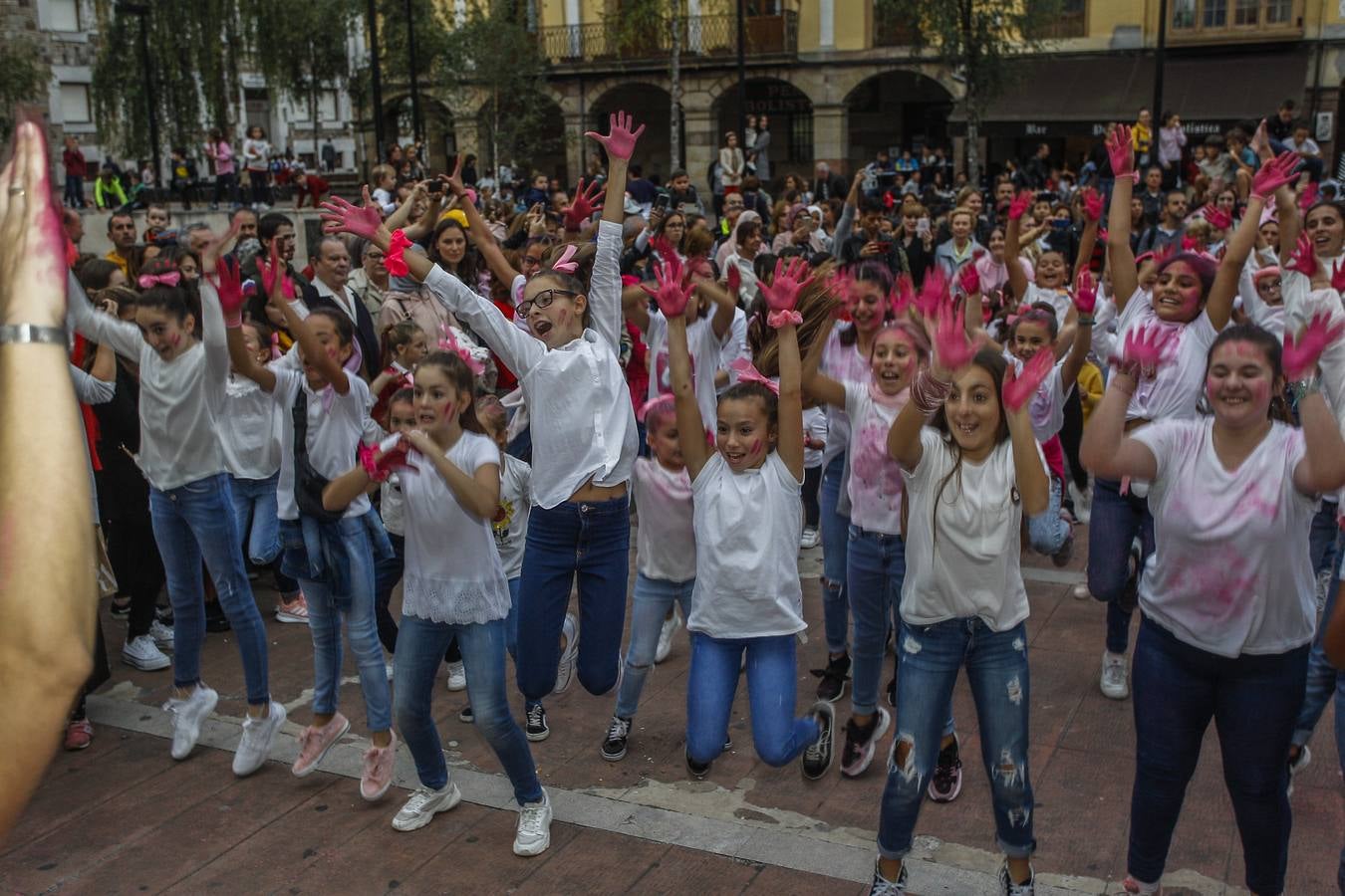 Fotos: Flashmob contra el cáncer de mama en Torrelavega