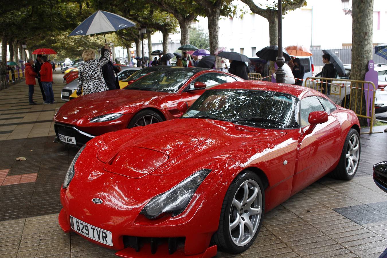 El Alcalde Javier López Estrada ha asistido este sábado a la exposición de 61 coches súper deportivos ubicados en la Avenida de España de Torrelavega, que posteriormente han recorrido la ciudad, pese a la intensa lluvia. Se han podido ver Aston Martin, Ferrari, Lamboghini, Corvette, Porsche o Maserati. Entre ellos, se pueden destacar el F12, el Lotus Evora GT 410, el Lamborghini Huracan, el Lotus Exige 380 Sport, o el Audi R8 Plus