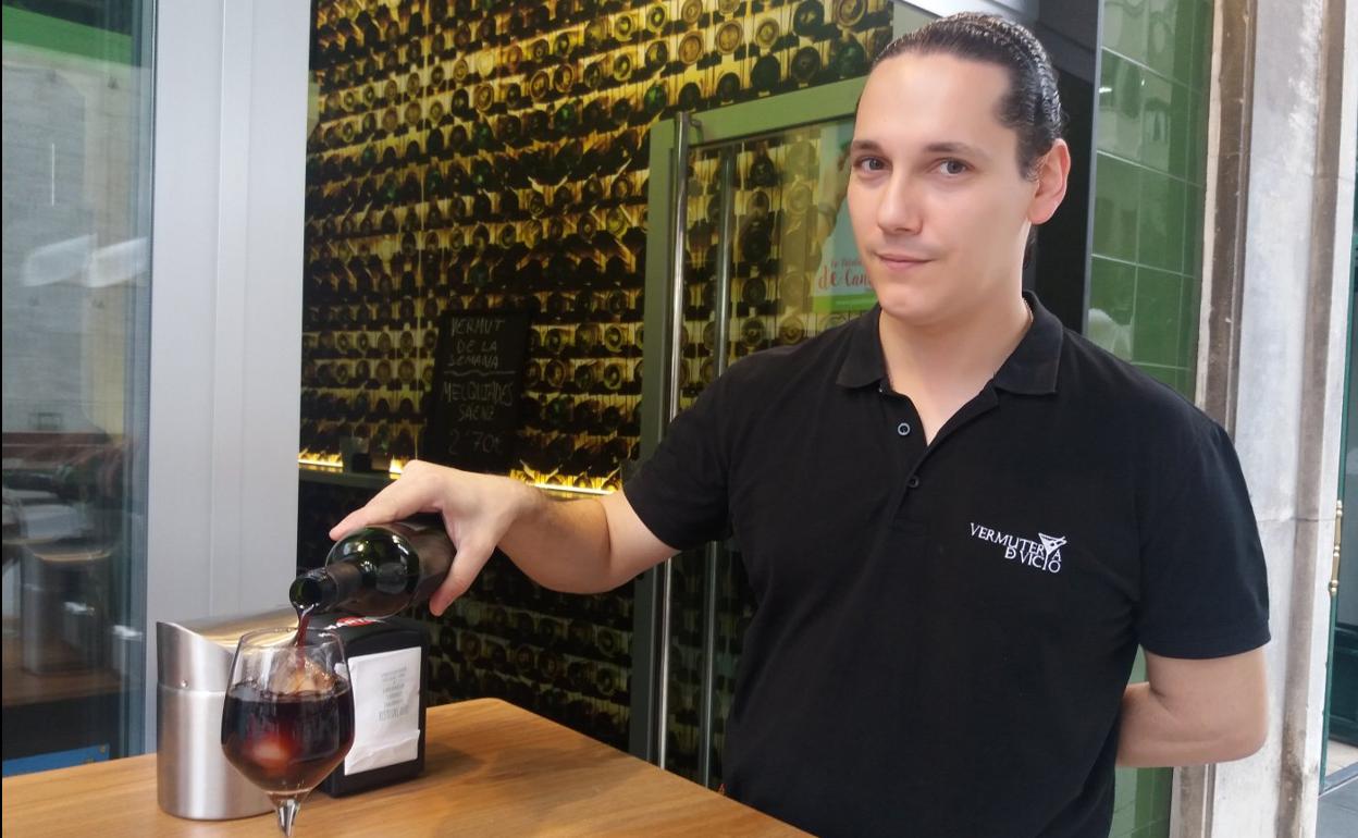 David Cerceda, sirviendo un vermut en el exterior del bar. :: dm