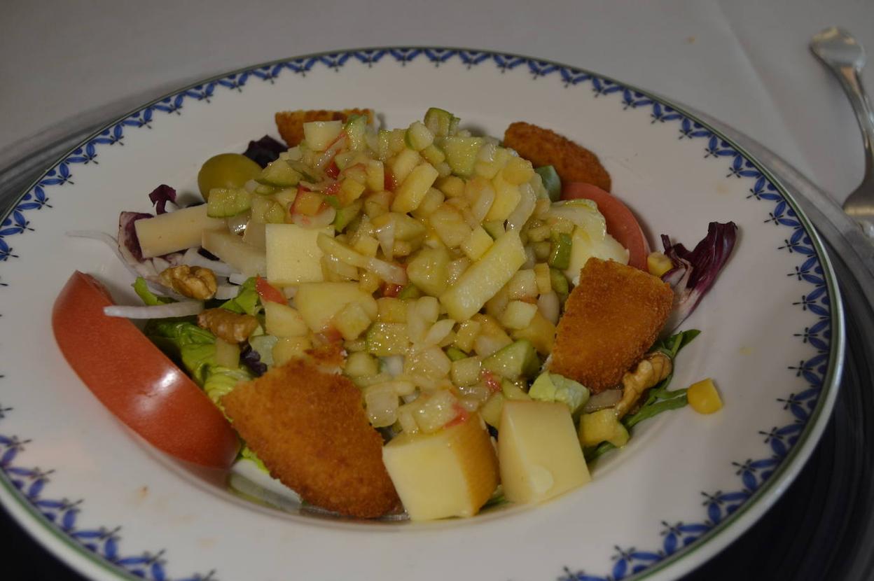 Ensalada de quesucos con vinagreta de manzana.