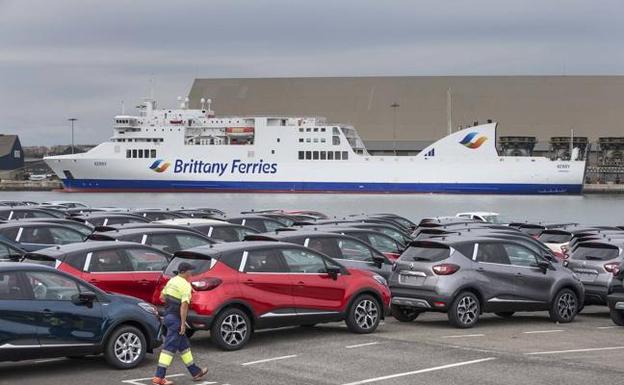 El 'Kerry', que sustituirá al 'Connemara' en la ruta de Britanny Ferries entre Santander y Cork (Irlanda), atracado ayer en Raos. 