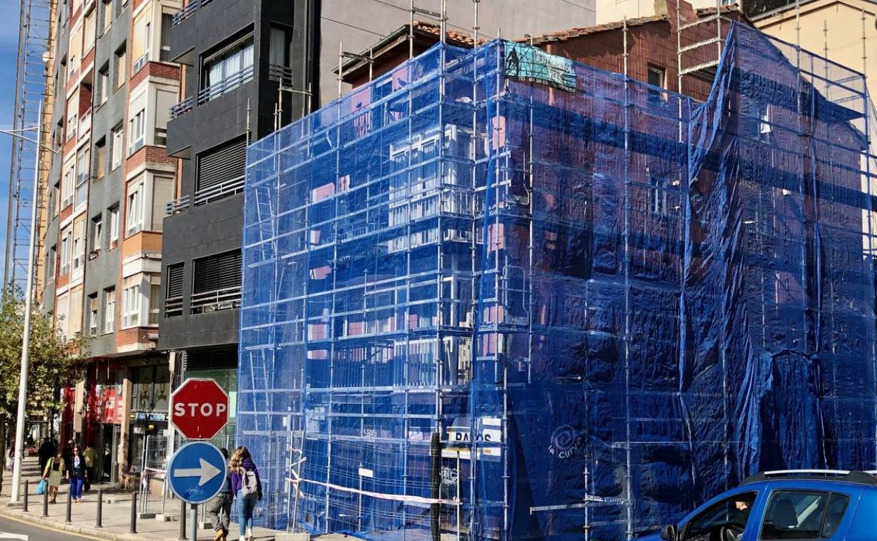 Comienza el derribo del edificio número 86 de la calle Alta